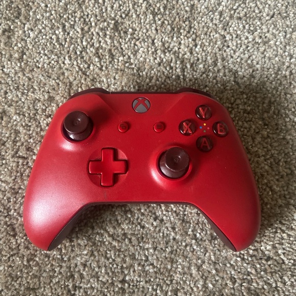 Red Xbox controller - Picture 3 of 3